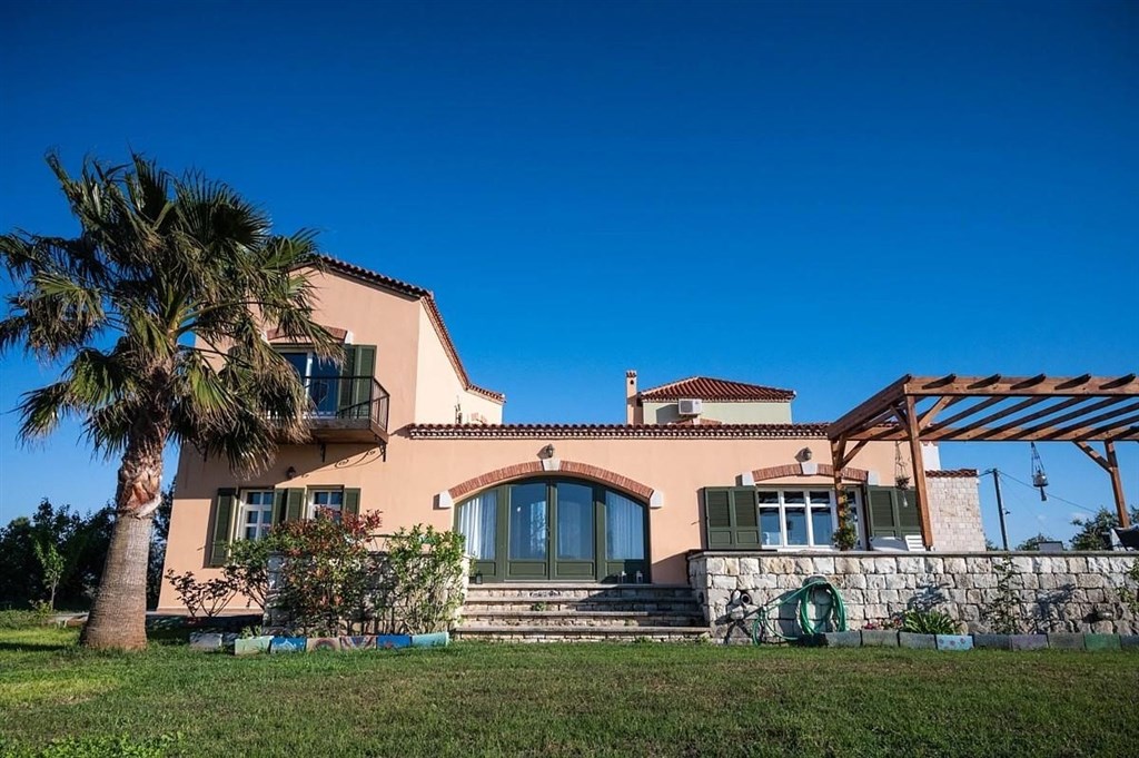 na-prodej-velka-rustikalni-vila-s-vyhledem-na-more-kreta-recko