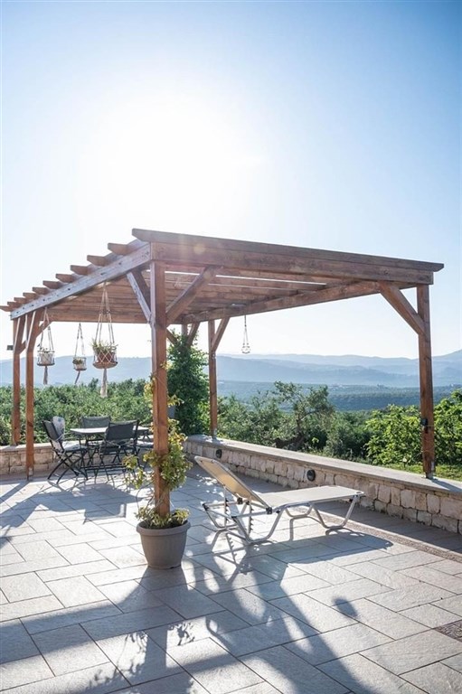 na-prodej-velka-rustikalni-vila-s-vyhledem-na-more-kreta-recko