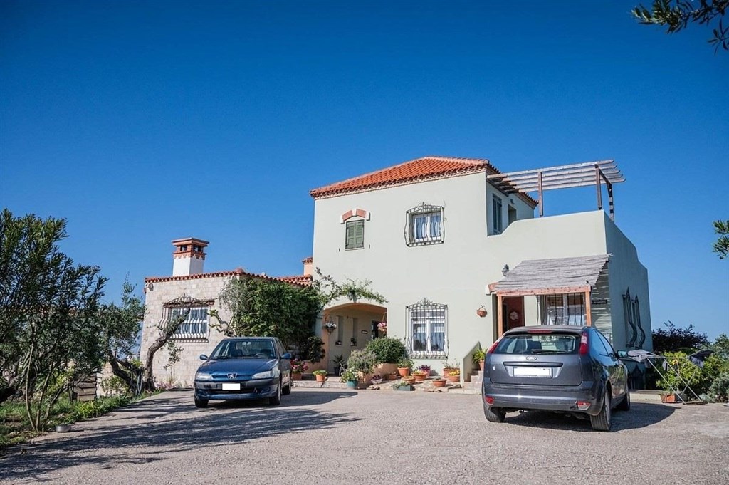na-prodej-velka-rustikalni-vila-s-vyhledem-na-more-kreta-recko