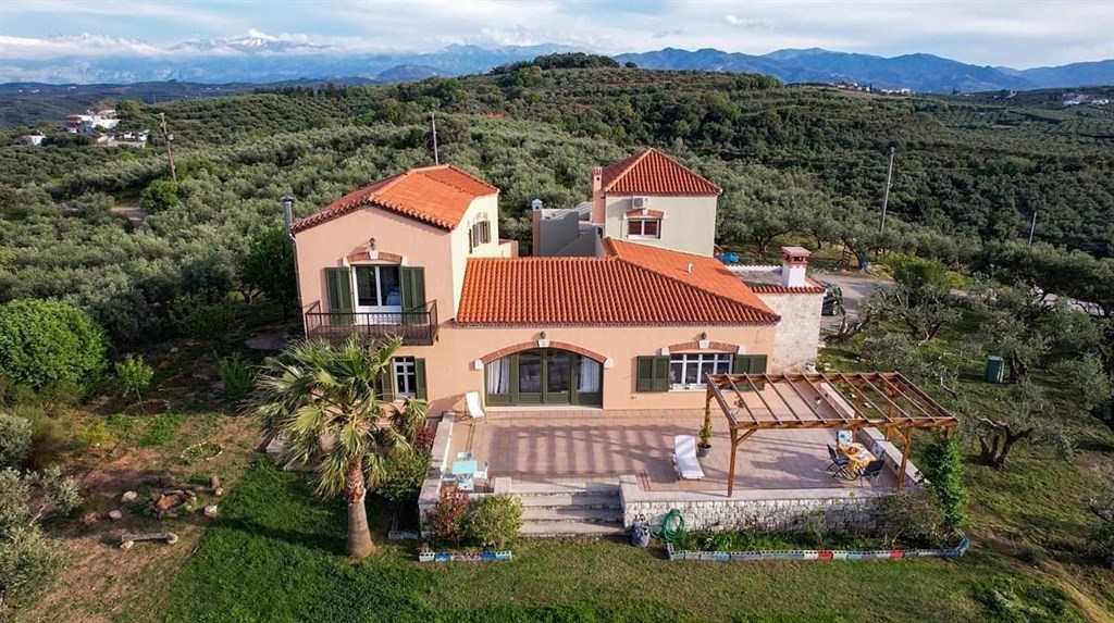 na-prodej-velka-rustikalni-vila-s-vyhledem-na-more-kreta-recko