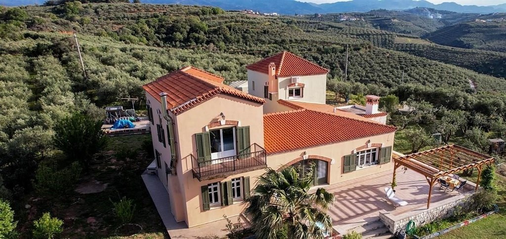 na-prodej-velka-rustikalni-vila-s-vyhledem-na-more-kreta-recko