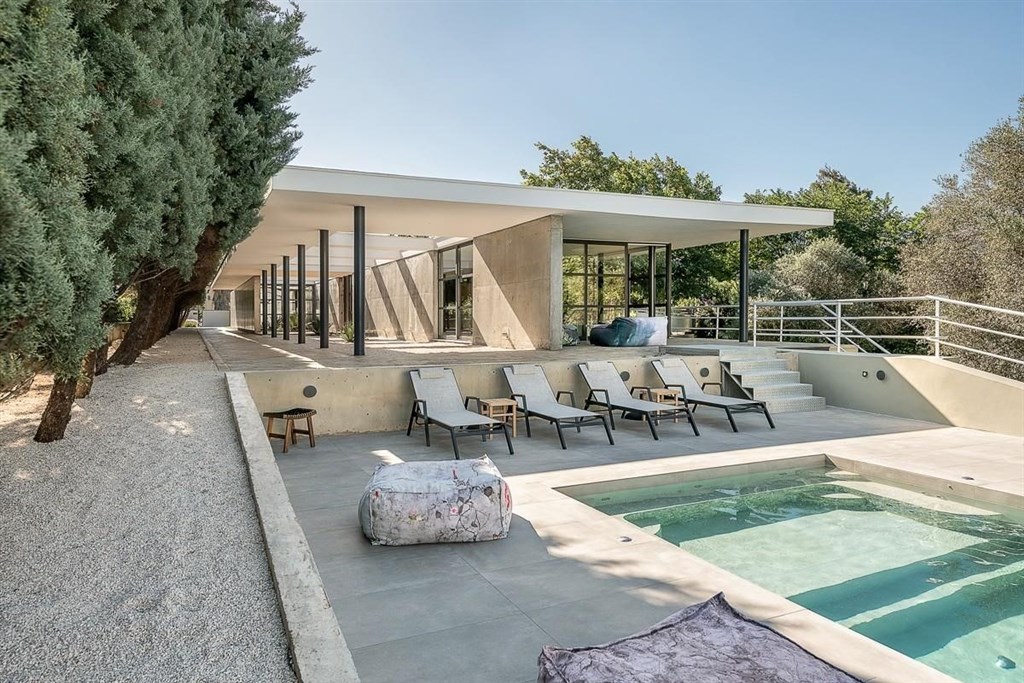 vila-ve-stylu-moderniho-funkcionalismu-blizko-centra-kreta-recko