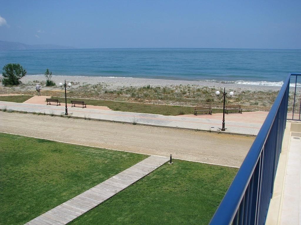 na-prodej-apartman-v-komplexu-v-prvni-rade-u-more-kreta-recko