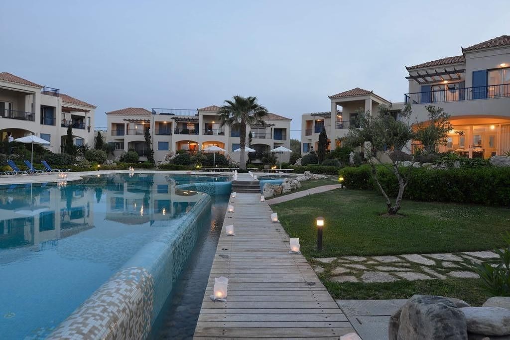 na-prodej-apartman-v-komplexu-v-prvni-rade-u-more-kreta-recko
