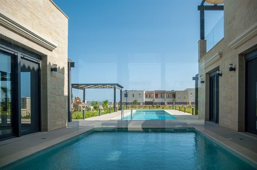 luxusni-moderni-vila-s-bazenem-v-bezprostredni-blizkosti-more-kreta-recko
