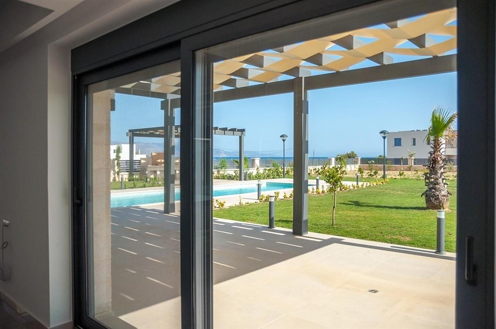 luxusni-moderni-vila-s-bazenem-v-bezprostredni-blizkosti-more-kreta-recko