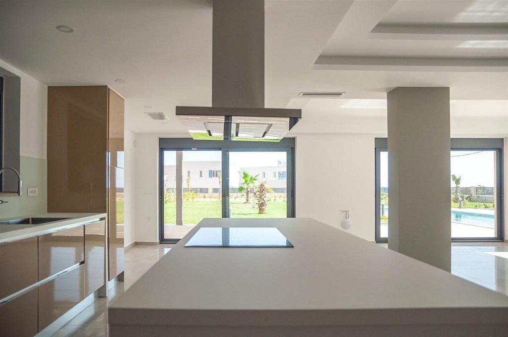 luxusni-moderni-vila-s-bazenem-v-bezprostredni-blizkosti-more-kreta-recko