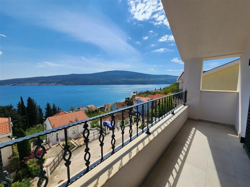 na-prodej-dvoupodlazni-apartman-s-vyhledem-na-more-bijela-cerna-hora