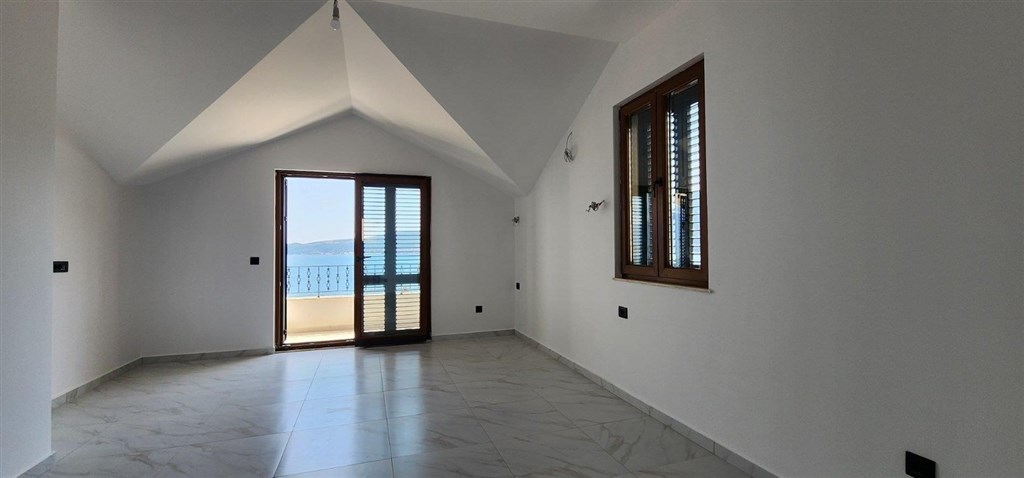 na-prodej-dvoupodlazni-apartman-s-vyhledem-na-more-bijela-cerna-hora