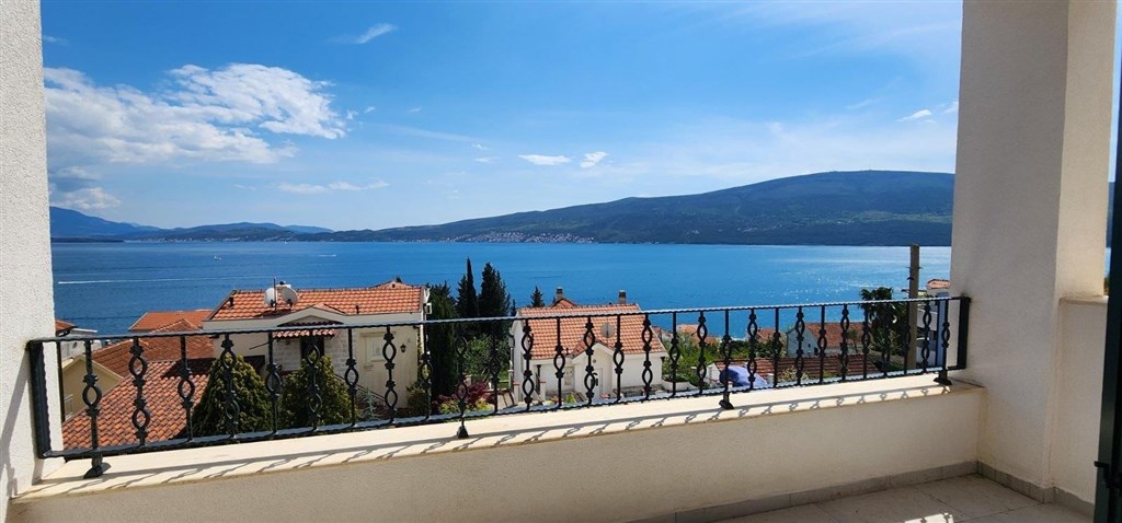 na-prodej-dvoupodlazni-apartman-s-vyhledem-na-more-bijela-cerna-hora