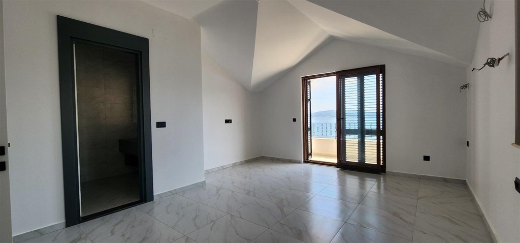 na-prodej-dvoupodlazni-apartman-s-vyhledem-na-more-bijela-cerna-hora