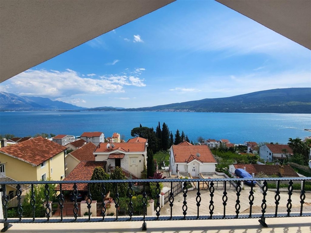 na-prodej-dvoupodlazni-apartman-s-vyhledem-na-more-bijela-cerna-hora