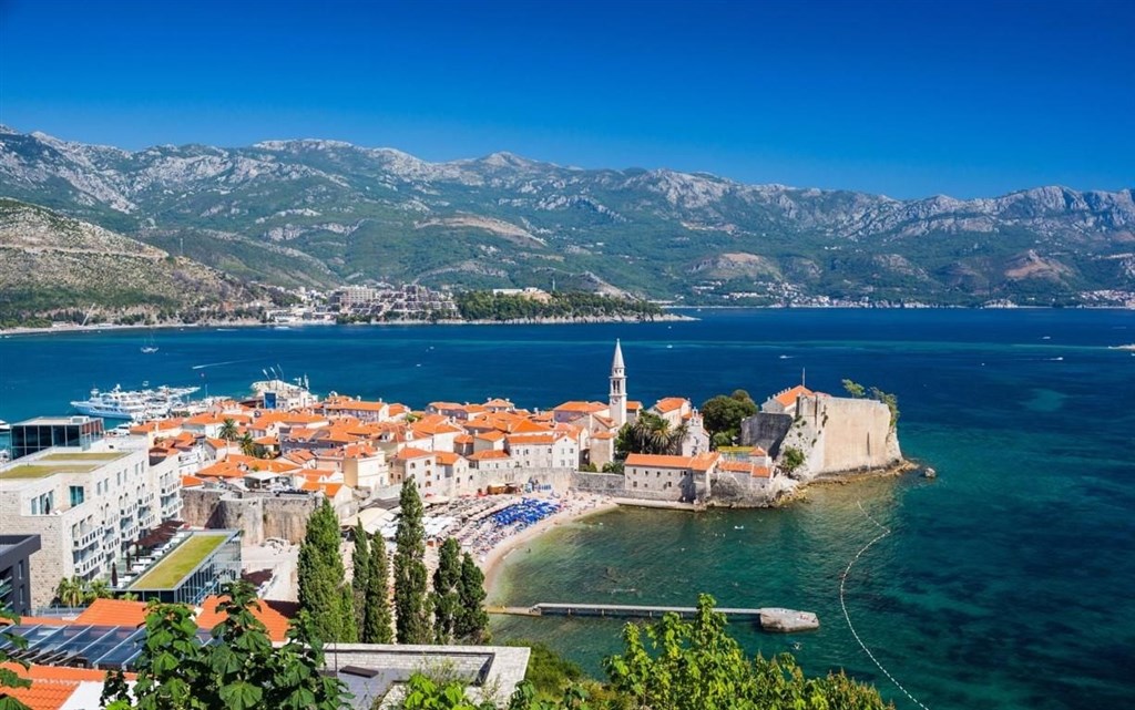 na-prodej-apartman-v-luxusnim-resortu-u-more-budva-cerna-hora