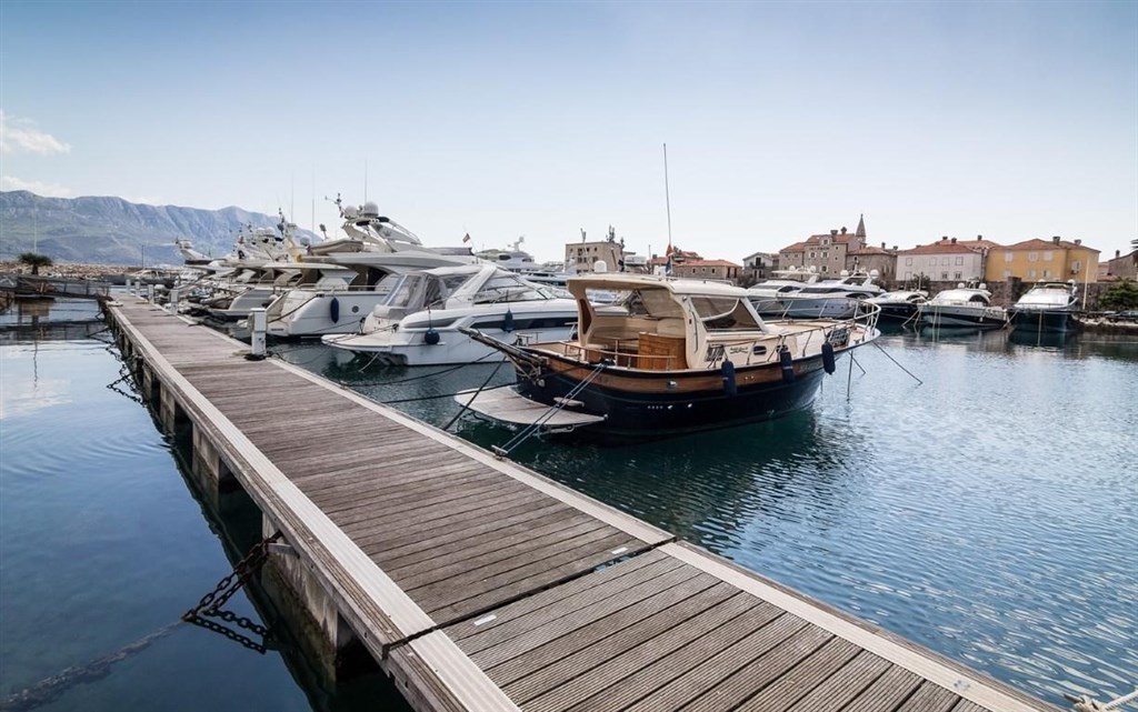na-prodej-apartman-v-luxusnim-resortu-u-more-budva-cerna-hora