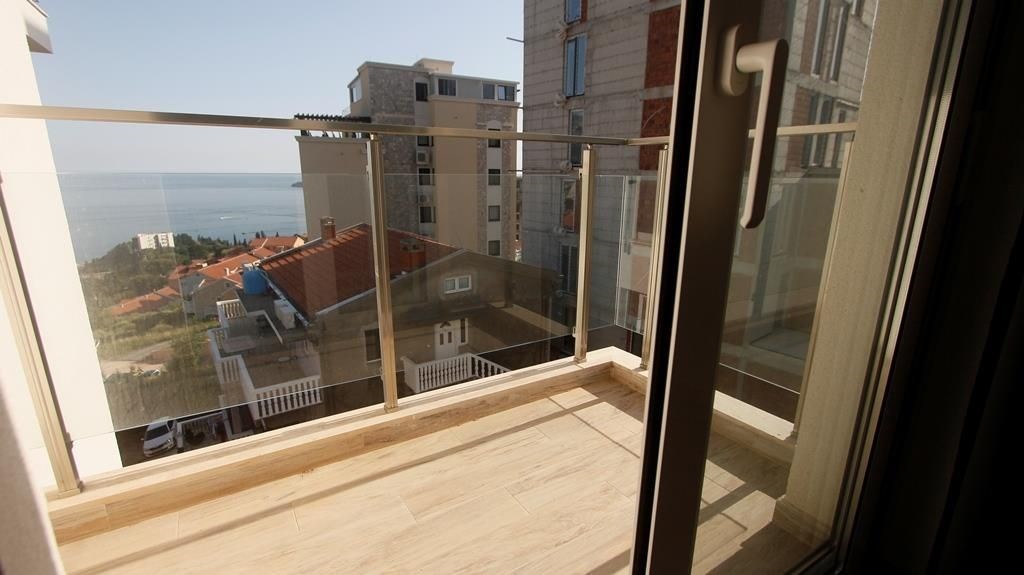 na-prodej-novy-apartman-se-stresni-terasou-becici-cerna-hora