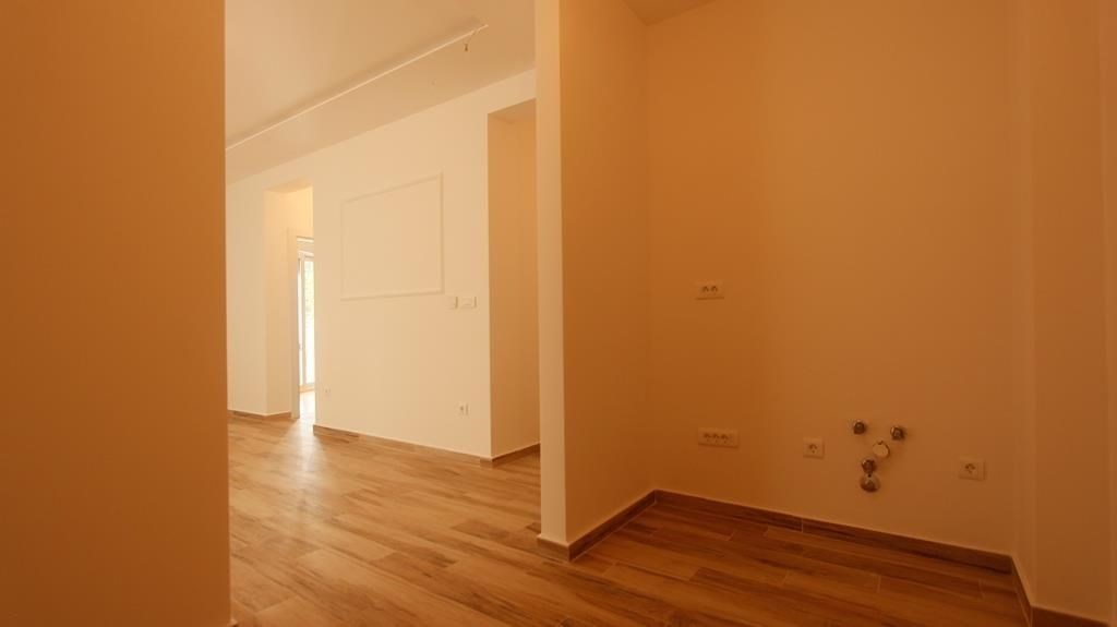 na-prodej-novy-apartman-se-stresni-terasou-becici-cerna-hora