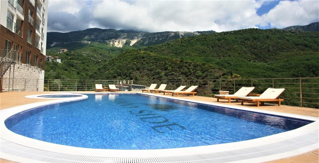 na-prodej-novy-apartman-se-stresni-terasou-becici-cerna-hora