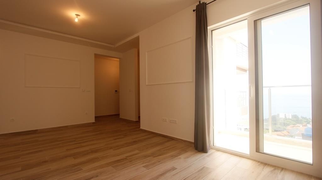 na-prodej-novy-apartman-se-stresni-terasou-becici-cerna-hora