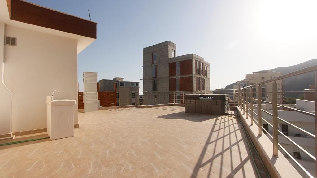 na-prodej-novy-apartman-se-stresni-terasou-becici-cerna-hora