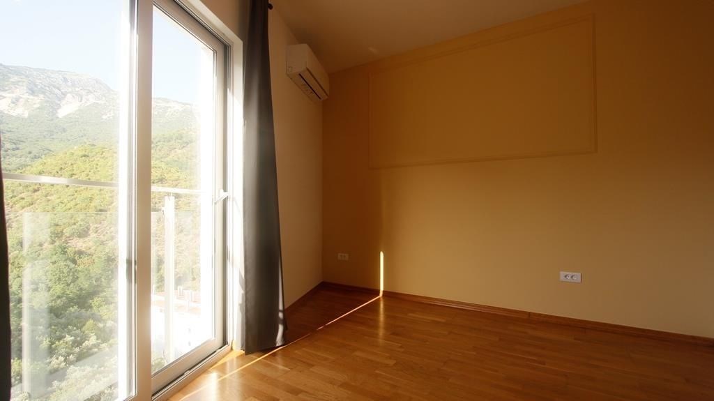 na-prodej-novy-apartman-se-stresni-terasou-becici-cerna-hora