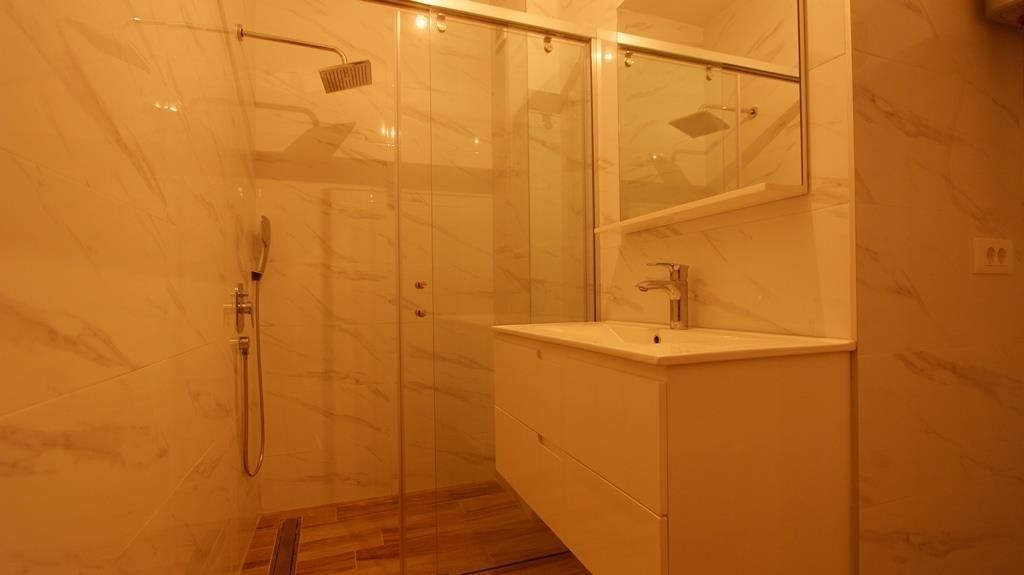 na-prodej-novy-apartman-se-stresni-terasou-becici-cerna-hora
