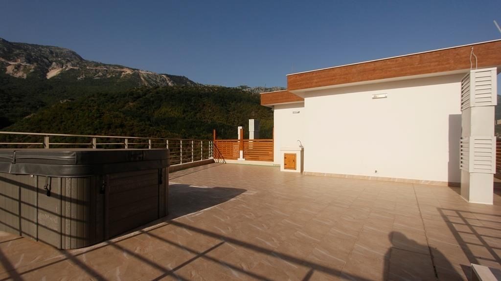 na-prodej-novy-apartman-se-stresni-terasou-becici-cerna-hora