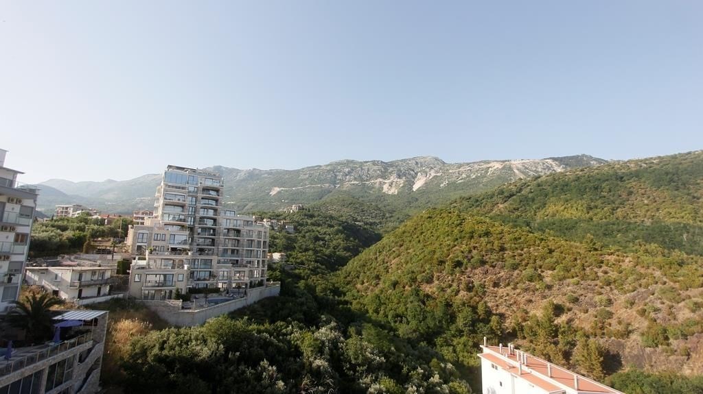 na-prodej-novy-apartman-se-stresni-terasou-becici-cerna-hora