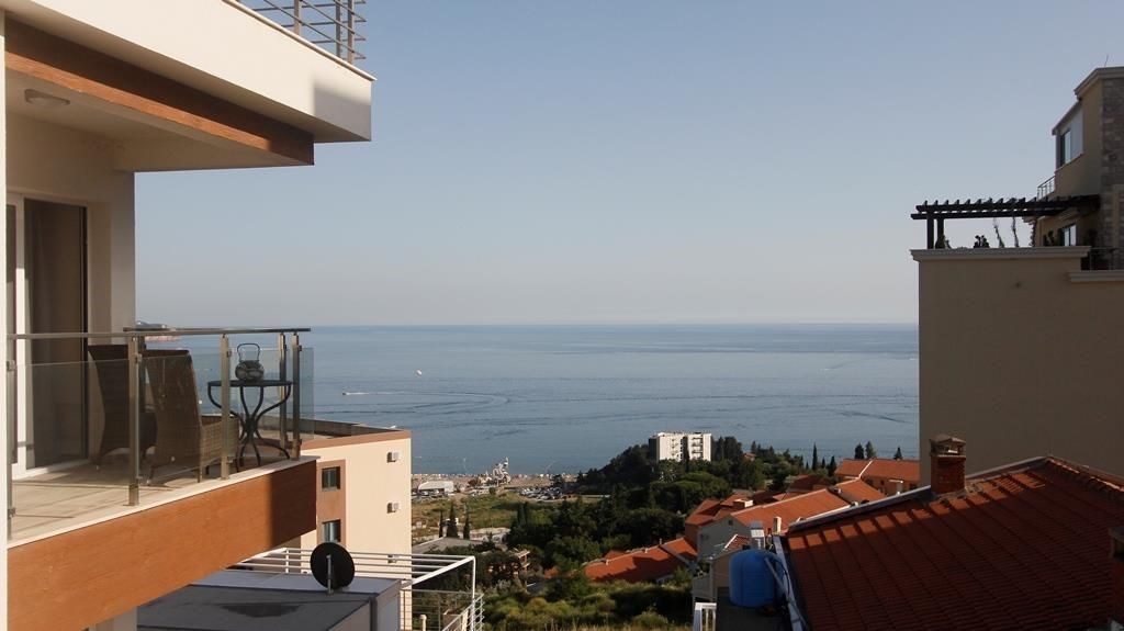 na-prodej-novy-apartman-se-stresni-terasou-becici-cerna-hora