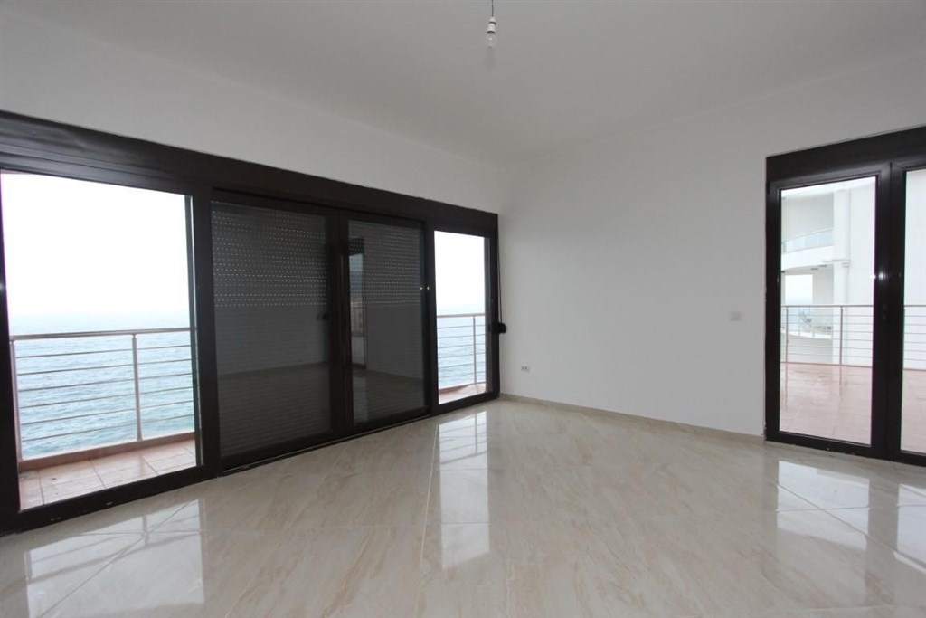 na-prodej-penthouse-s-vyhledem-na-more-dobra-voda-cerna-hora