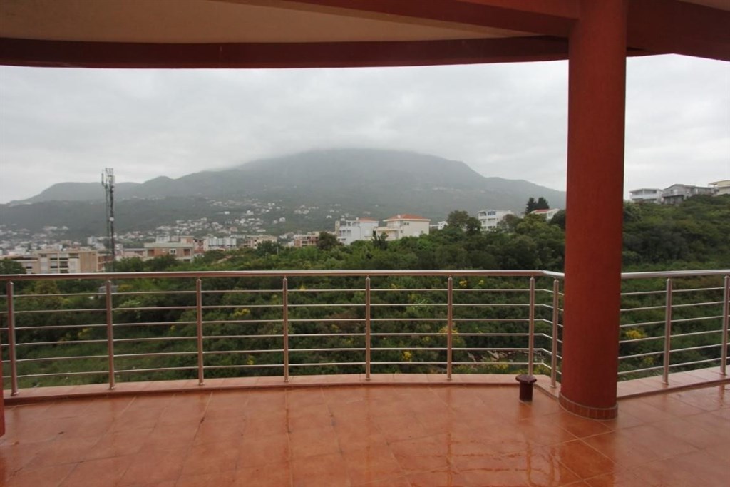 na-prodej-penthouse-s-vyhledem-na-more-dobra-voda-cerna-hora