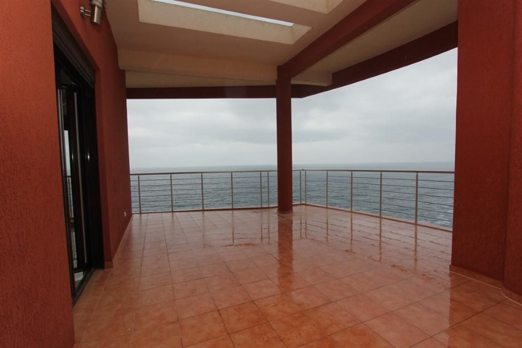 na-prodej-penthouse-s-vyhledem-na-more-dobra-voda-cerna-hora