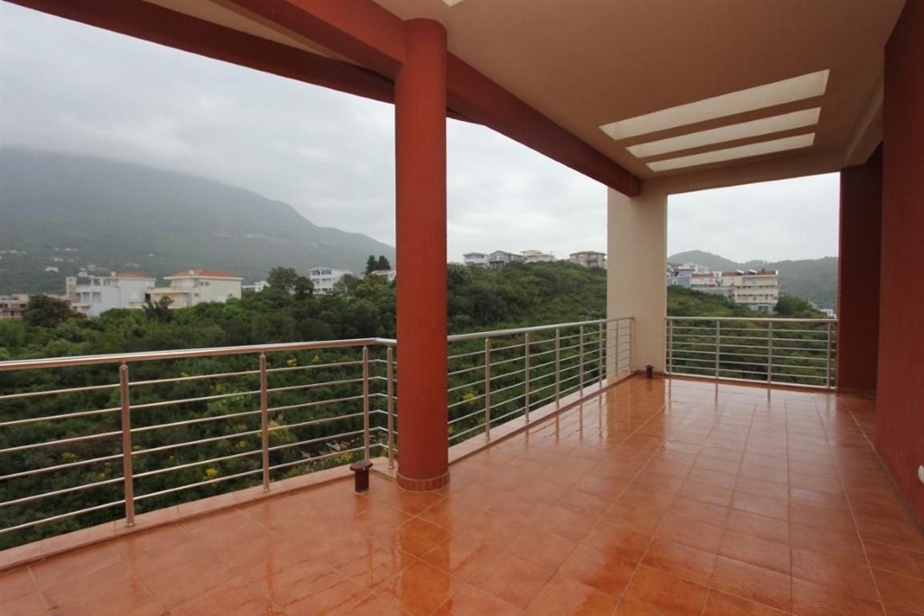 na-prodej-penthouse-s-vyhledem-na-more-dobra-voda-cerna-hora