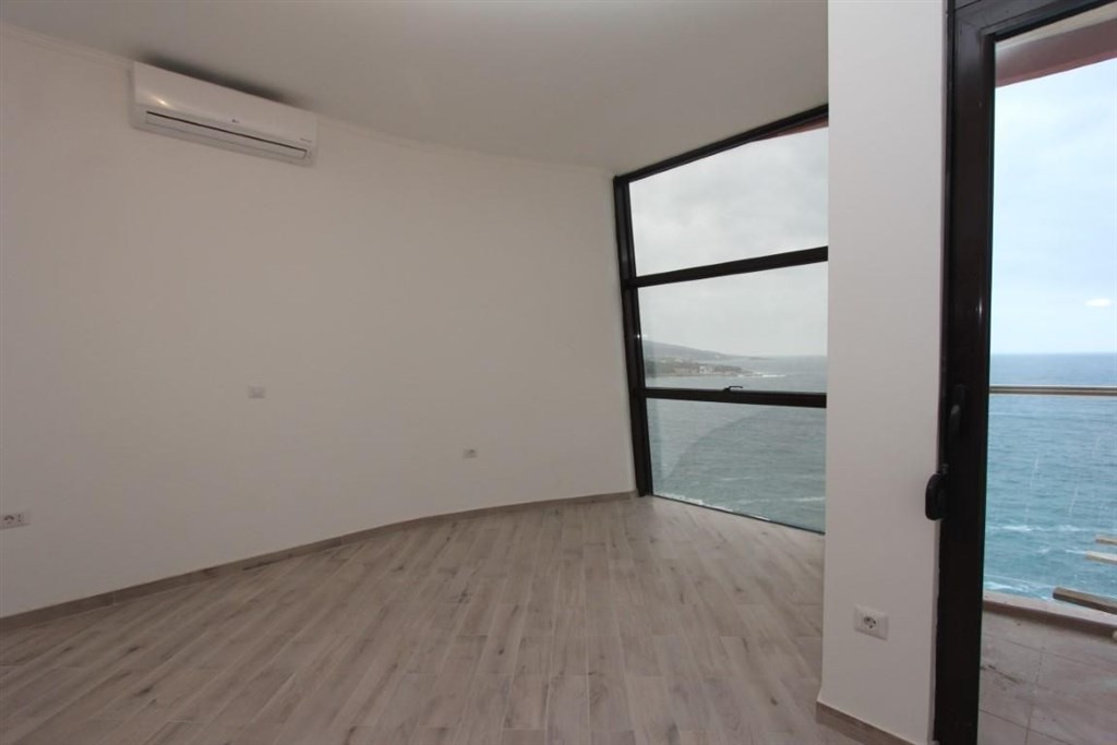 na-prodej-penthouse-s-vyhledem-na-more-dobra-voda-cerna-hora