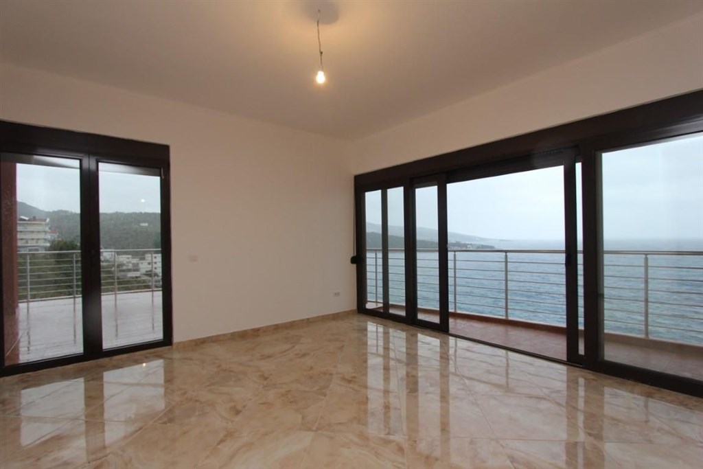 na-prodej-penthouse-s-vyhledem-na-more-dobra-voda-cerna-hora