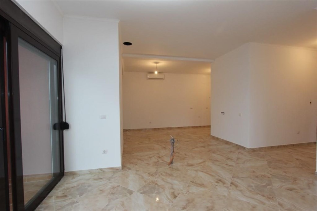 na-prodej-penthouse-s-vyhledem-na-more-dobra-voda-cerna-hora