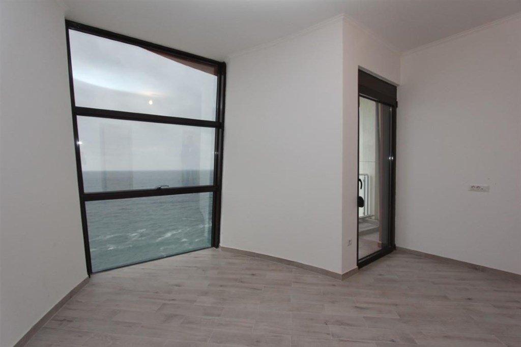 na-prodej-penthouse-s-vyhledem-na-more-dobra-voda-cerna-hora