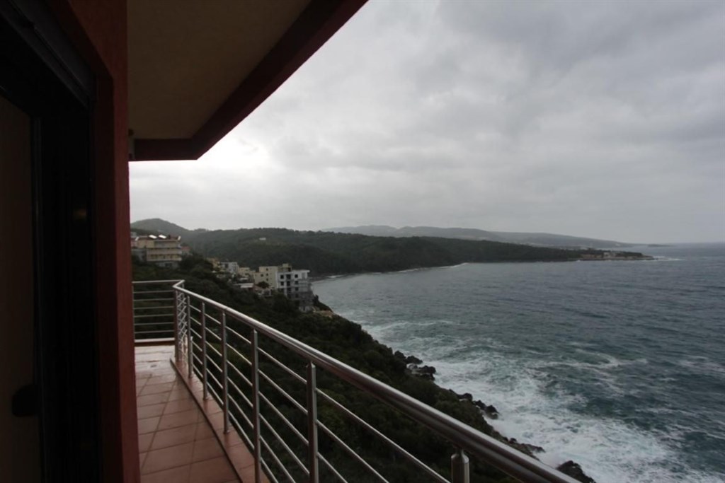 na-prodej-penthouse-s-vyhledem-na-more-dobra-voda-cerna-hora