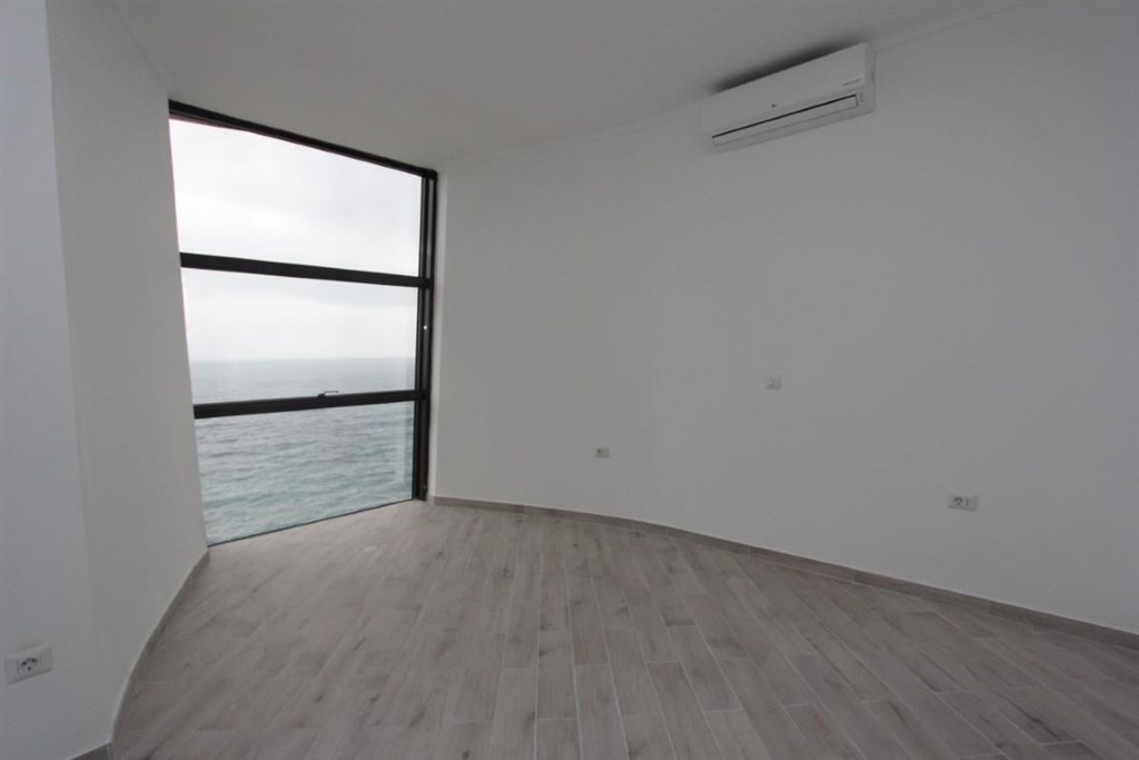 na-prodej-penthouse-s-vyhledem-na-more-dobra-voda-cerna-hora