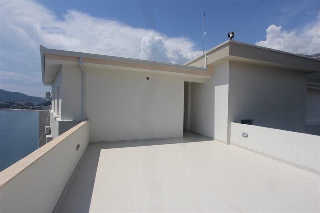 na-prodej-nezarizeny-apartman-50-m-od-more-rafailovici-cerna-hora