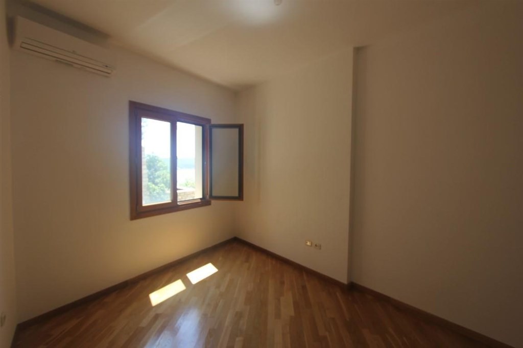 na-prodej-nezarizeny-apartman-50-m-od-more-rafailovici-cerna-hora