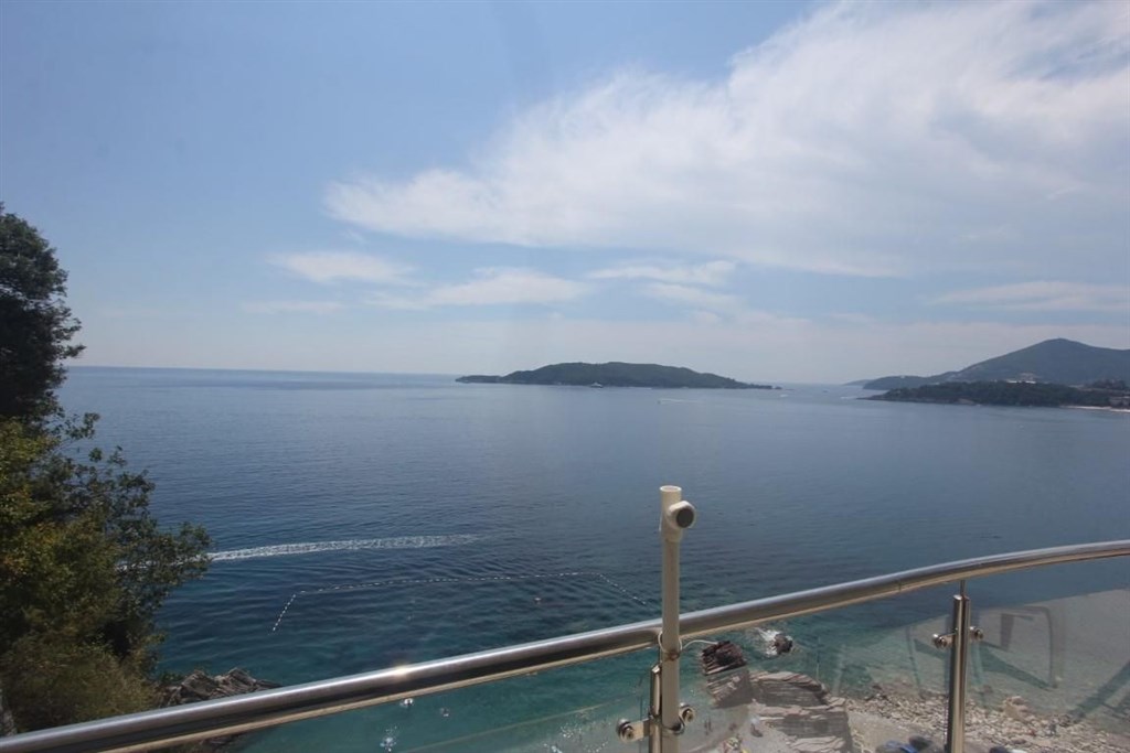 na-prodej-nezarizeny-apartman-50-m-od-more-rafailovici-cerna-hora