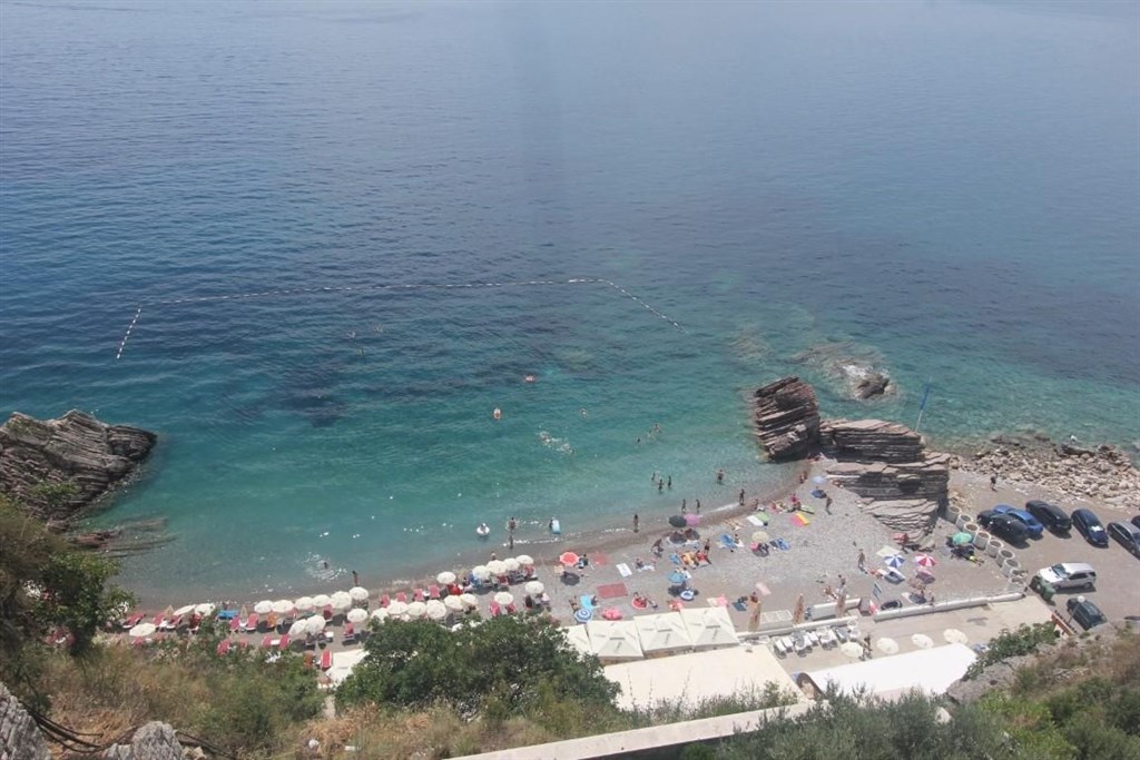 na-prodej-nezarizeny-apartman-50-m-od-more-rafailovici-cerna-hora