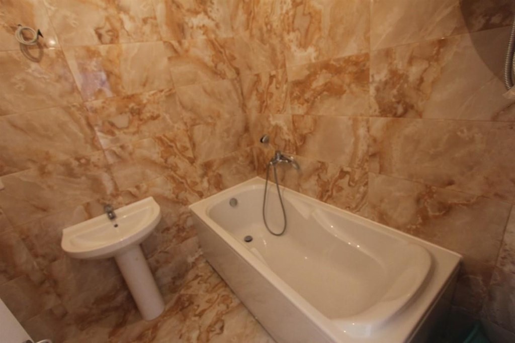 na-prodej-nezarizeny-apartman-50-m-od-more-rafailovici-cerna-hora