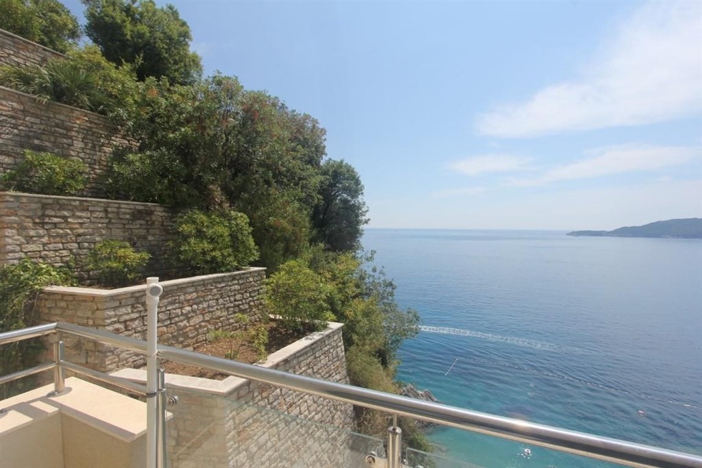 na-prodej-nezarizeny-apartman-50-m-od-more-rafailovici-cerna-hora