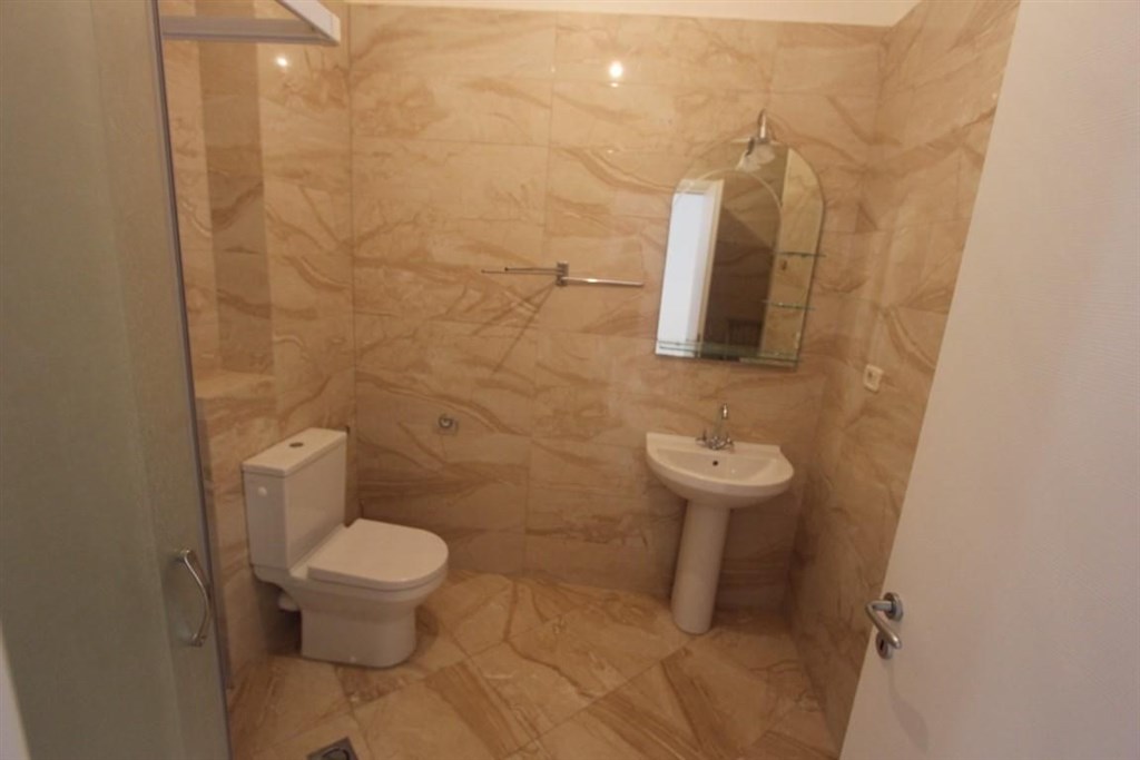 na-prodej-nezarizeny-apartman-50-m-od-more-rafailovici-cerna-hora