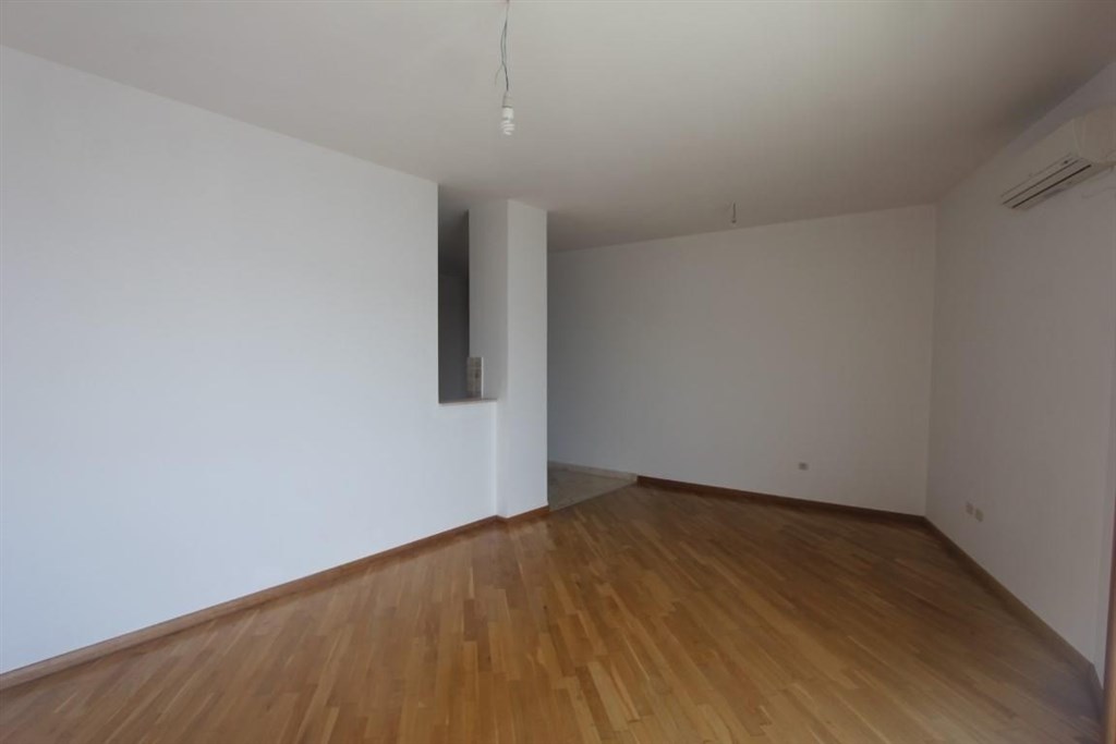 na-prodej-nezarizeny-apartman-50-m-od-more-rafailovici-cerna-hora