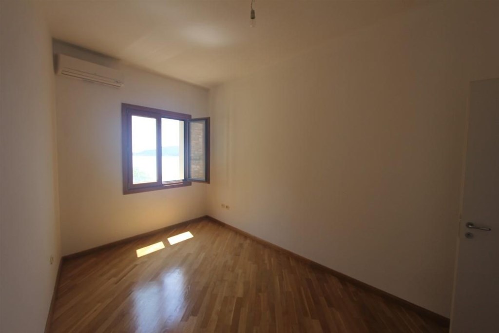 na-prodej-nezarizeny-apartman-50-m-od-more-rafailovici-cerna-hora