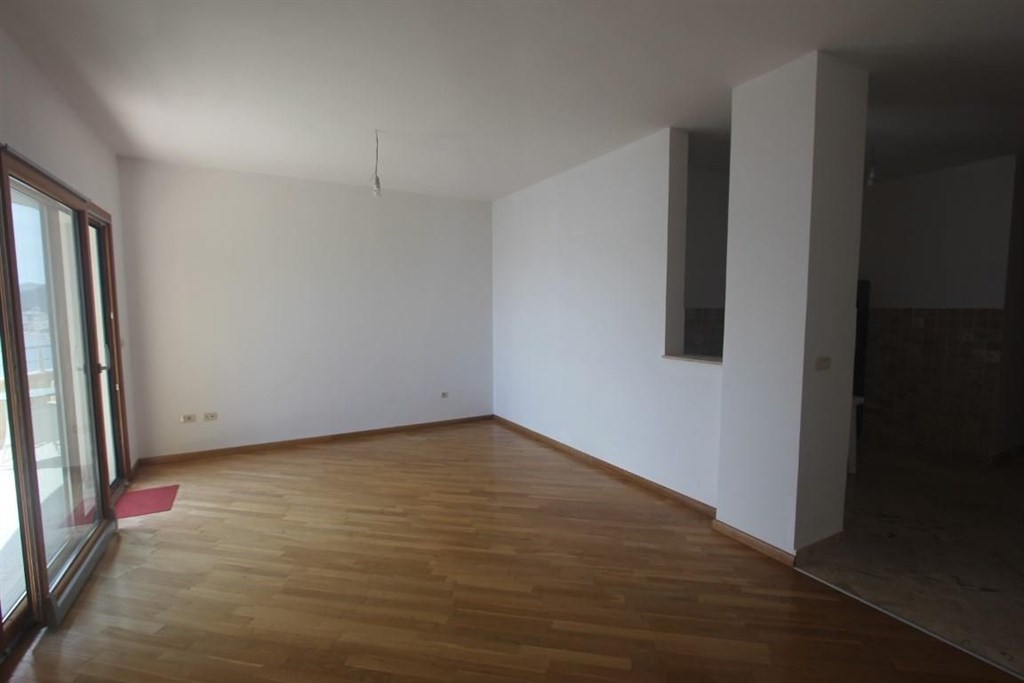 na-prodej-nezarizeny-apartman-50-m-od-more-rafailovici-cerna-hora