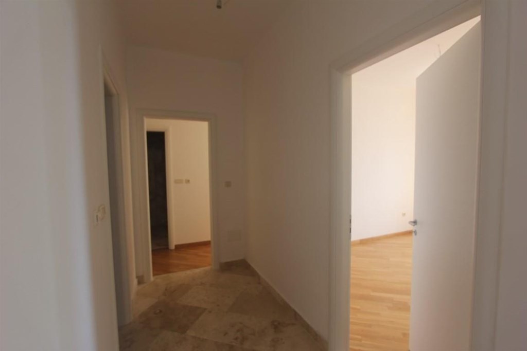 na-prodej-nezarizeny-apartman-50-m-od-more-rafailovici-cerna-hora