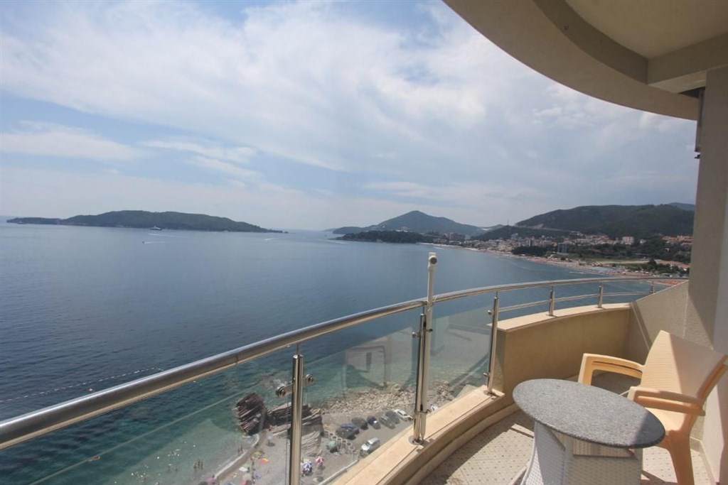 na-prodej-nezarizeny-apartman-50-m-od-more-rafailovici-cerna-hora